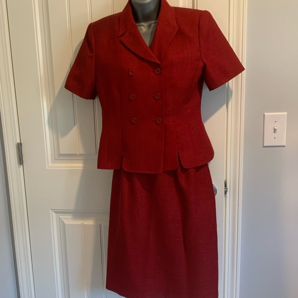 Le Suit Red Suit. - Picture 2 of 6